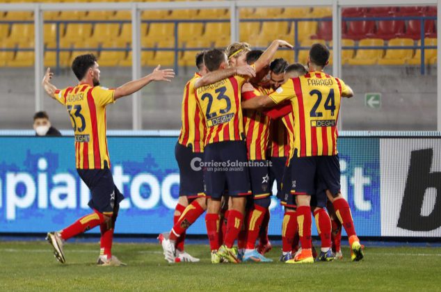 Il Lecce non spreca l’occasione del sorpasso: 2 a 1 al Vicenza e primato in classifica - Corriere Salentino