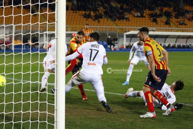 Il Lecce non spreca l’occasione del sorpasso: 2 a 1 al Vicenza e primato in classifica - Corriere Salentino