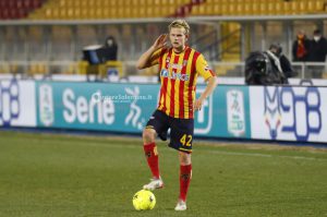 Il Lecce non spreca l’occasione del sorpasso: 2 a 1 al Vicenza e primato in classifica - Corriere Salentino