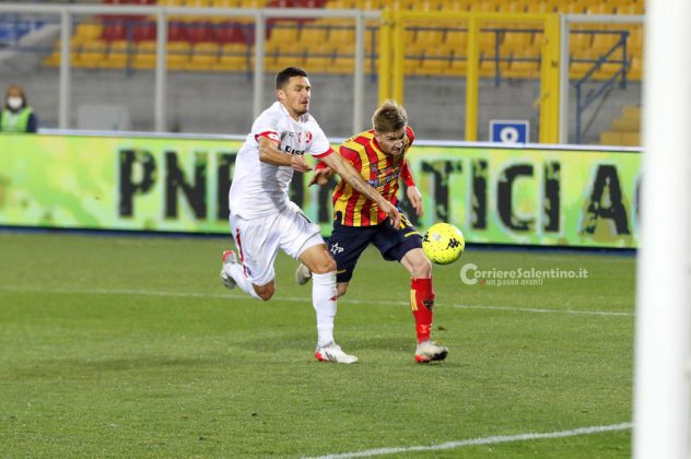 Il Lecce non spreca l’occasione del sorpasso: 2 a 1 al Vicenza e primato in classifica - Corriere Salentino