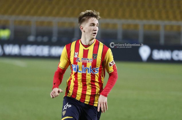 Il Lecce non spreca l’occasione del sorpasso: 2 a 1 al Vicenza e primato in classifica - Corriere Salentino