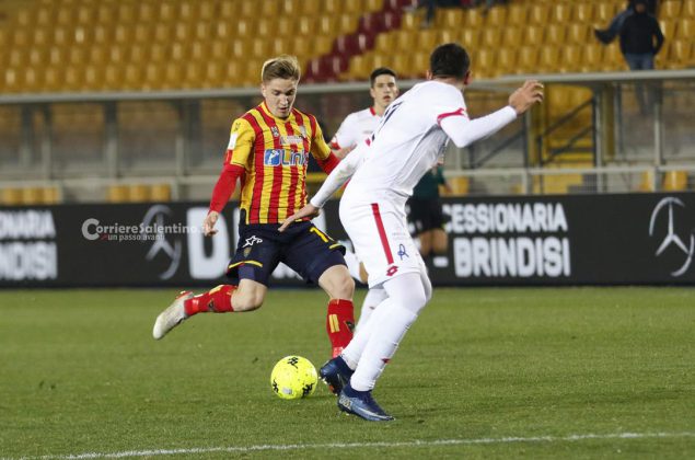 Il Lecce non spreca l’occasione del sorpasso: 2 a 1 al Vicenza e primato in classifica - Corriere Salentino