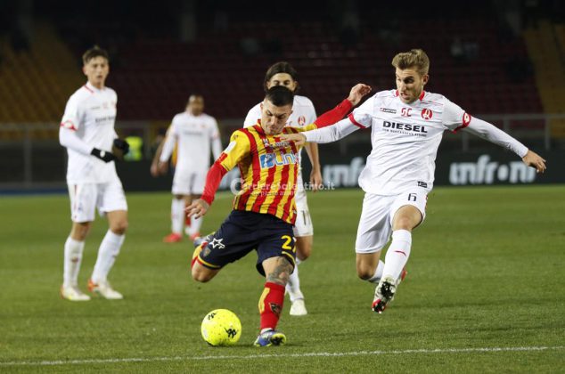 Il Lecce non spreca l’occasione del sorpasso: 2 a 1 al Vicenza e primato in classifica - Corriere Salentino