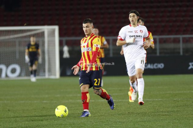 Il Lecce non spreca l’occasione del sorpasso: 2 a 1 al Vicenza e primato in classifica - Corriere Salentino