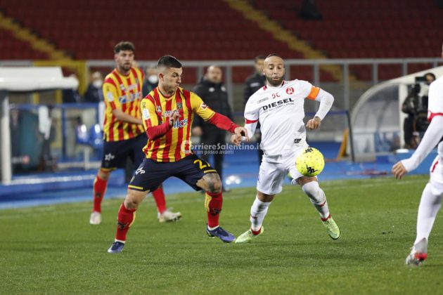 Il Lecce non spreca l’occasione del sorpasso: 2 a 1 al Vicenza e primato in classifica - Corriere Salentino