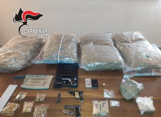 In casa oltre 20 chili di droga, armi e munizioni, ma lui è irreperibile: ricercato 27enne