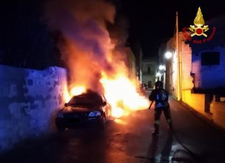 Mezzanotte “di fuoco”, rogo distrugge Punto e danneggia altre due auto: si indaga sulle cause