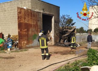 Fiamme nel deposito, paura per la presenza di bombole di gpl e di un serbatoio di gasolio