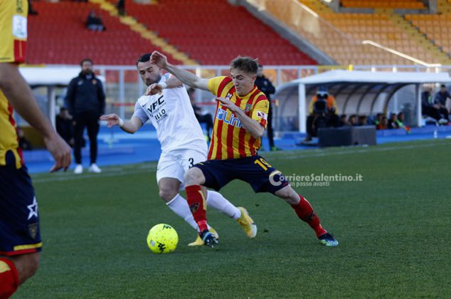 Le "streghe" frenano la fuga dei giallorossi. Lecce-Benevento, 1-1 - Corriere Salentino