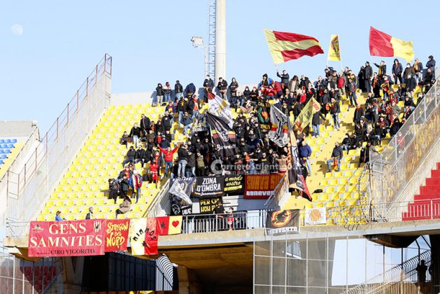 Le "streghe" frenano la fuga dei giallorossi. Lecce-Benevento, 1-1 - Corriere Salentino