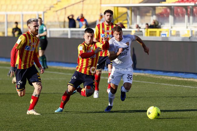 Le "streghe" frenano la fuga dei giallorossi. Lecce-Benevento, 1-1 - Corriere Salentino