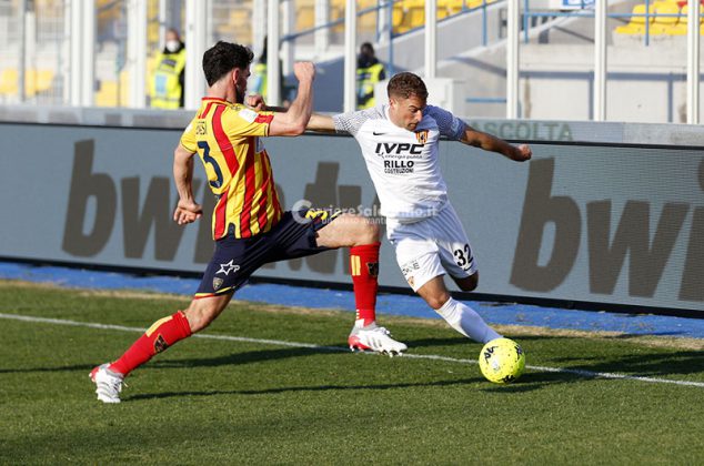 Le "streghe" frenano la fuga dei giallorossi. Lecce-Benevento, 1-1 - Corriere Salentino