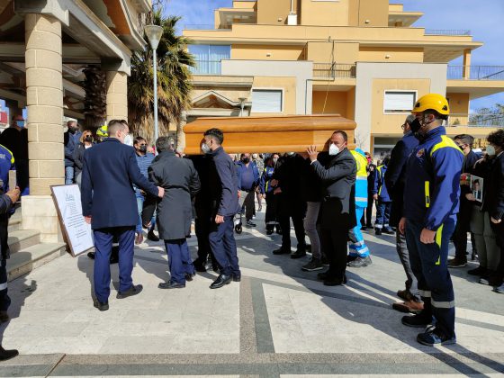 "Tocca a noi far tesoro del suo esempio di vita", ad Aradeo l'ultimo saluto al sindaco Arcuti - Corriere Salentino