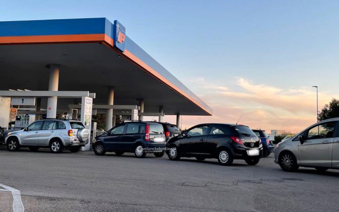 “Assalto” ai distributori di carburante: è psicosi. La protezione civile: “Ritardi dovuti a proteste ed eccessiva richiesta” - Corriere Salentino