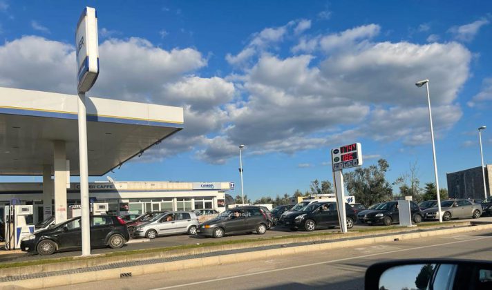 “Assalto” ai distributori di carburante: è psicosi. La protezione civile: “Ritardi dovuti a proteste ed eccessiva richiesta” - Corriere Salentino