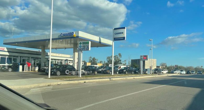 “Assalto” ai distributori di carburante: è psicosi. La protezione civile: “Ritardi dovuti a proteste ed eccessiva richiesta” - Corriere Salentino
