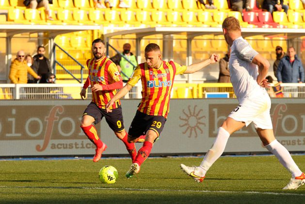 Le "streghe" frenano la fuga dei giallorossi. Lecce-Benevento, 1-1 - Corriere Salentino