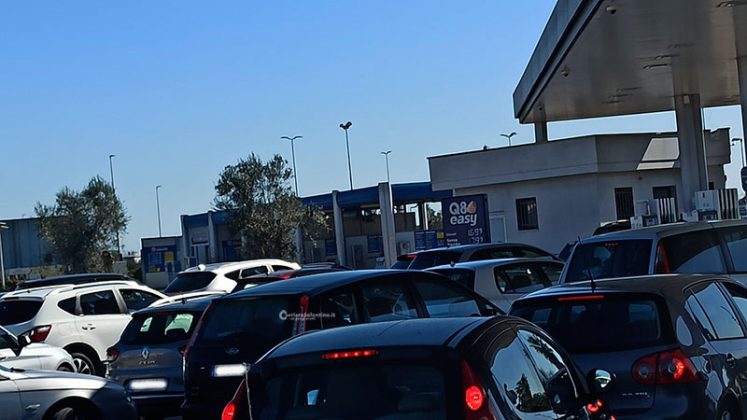 “Assalto” ai distributori di carburante: è psicosi. La protezione civile: “Ritardi dovuti a proteste ed eccessiva richiesta” - Corriere Salentino