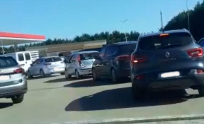 “Assalto” ai distributori di carburante: è psicosi. La protezione civile: “Ritardi dovuti a proteste ed eccessiva richiesta” - Corriere Salentino