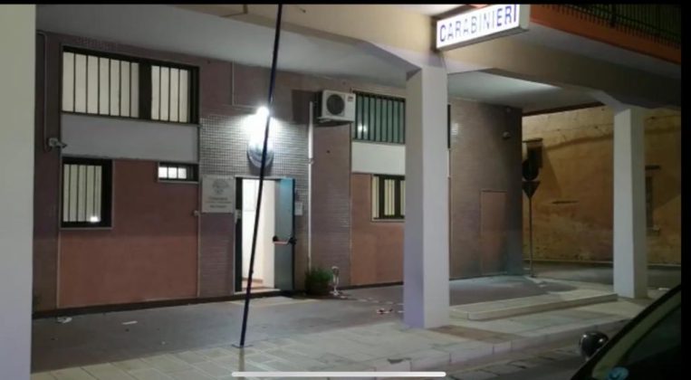 Molotov contro la caserma dei carabinieri: l'attentato a tre giorni dall'operazione antimafia - Corriere Salentino