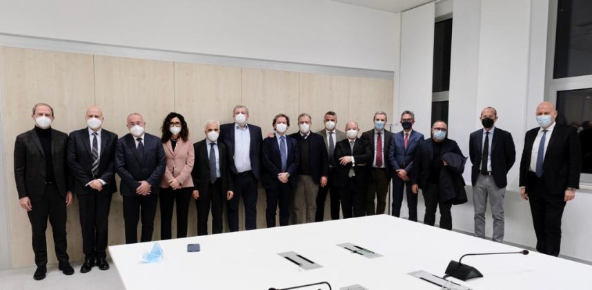 Firmati i contratti dei nuovi Direttori Generali della sanità pugliese, Emiliano: "Si ricomincia con più determinazione e forza - Corriere Salentino