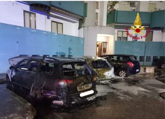 Alba rovente nel quartiere Stadio: due auto distrutte dalle fiamme, un’altra danneggiata