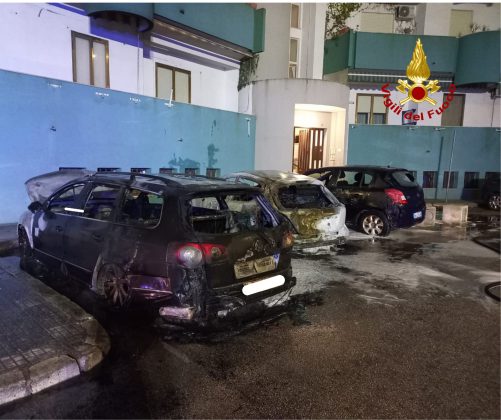 Alba rovente nel quartiere Stadio: due auto distrutte dalle fiamme, un'altra danneggiata - Corriere Salentino