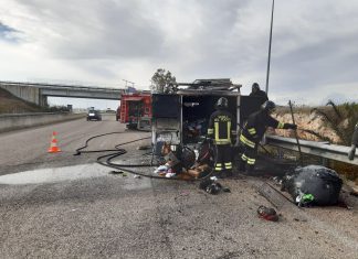Furgone a fuoco in tangenziale: paura per i commercianti. Mezzo e carico di abiti distrutti