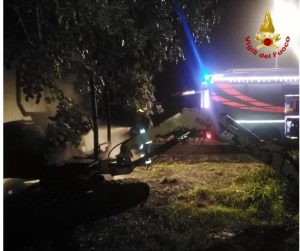 Fiamme nell'agriturismo: escavatore e furgone distrutti dal rogo. Mistero sulle cause - Corriere Salentino
