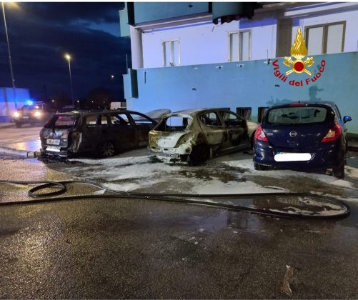 Alba rovente nel quartiere Stadio: due auto distrutte dalle fiamme, un'altra danneggiata - Corriere Salentino