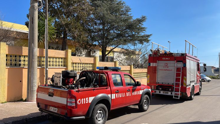 Fiamme nel cortile della scuola, studenti evacuati per l'incendio di due inverter: lievi danni e nessun ferito - Corriere Salentino