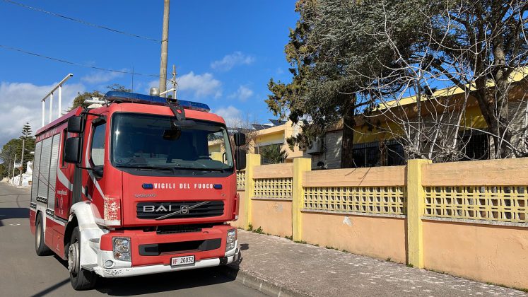 Fiamme nel cortile della scuola, studenti evacuati per l'incendio di due inverter: lievi danni e nessun ferito - Corriere Salentino