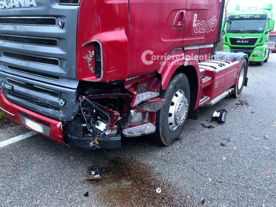 Scontro sulla statale: impatto con la motrice di un tir, auto termina sul guardrail - Corriere Salentino