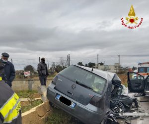 Terribile schianto tra auto sulla circonvallazione: mezzi distrutti, tre feriti in ospedale - Corriere Salentino