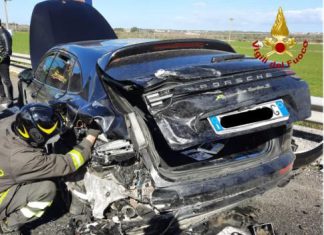 Schianto tra auto sulla Lecce – Maglie, i “curiosi” si fermano sulla statale e causano tamponamento: 4 feriti