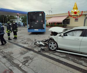 Scontro con un bus di linea all'ingresso dell'area di servizio: 38enne resta incastrato tra le lamiere dell'auto - Corriere Salentino