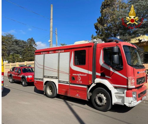 Fiamme nel cortile della scuola, studenti evacuati per l'incendio di due inverter: lievi danni e nessun ferito - Corriere Salentino