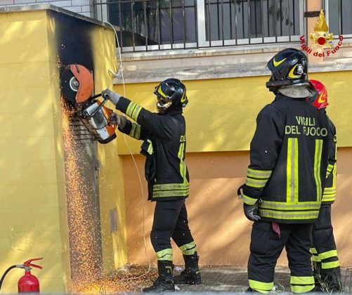 Fiamme nel cortile della scuola, studenti evacuati per l'incendio di due inverter: lievi danni e nessun ferito - Corriere Salentino