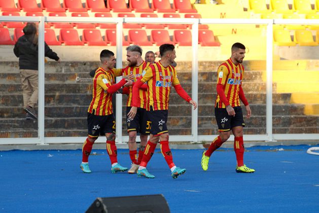 Le "streghe" frenano la fuga dei giallorossi. Lecce-Benevento, 1-1 - Corriere Salentino