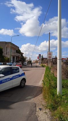Forti raffiche di vento sferzano il Salento: alberi caduti e impalcature pericolanti. Tronco precipita su un furgone - Corriere Salentino