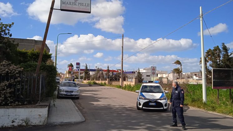 Forti raffiche di vento sferzano il Salento: alberi caduti e impalcature pericolanti. Tronco precipita su un furgone - Corriere Salentino