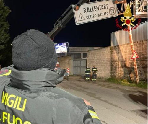 Palo della segnaletica pericolante all'ingresso del paese: intervengono i vigili del fuoco - Corriere Salentino