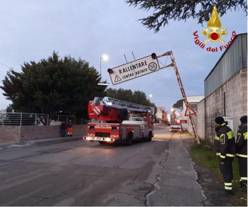 Palo della segnaletica pericolante all'ingresso del paese: intervengono i vigili del fuoco - Corriere Salentino