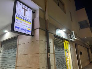 Taglierino alla mano, irrompe in tabaccheria. Titolare reagisce e resta ferito: è caccia al fuggitivo - Corriere Salentino