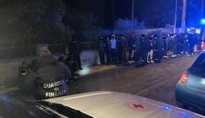 Veliero si incaglia sulla costa salentina: soccorsi 85 migranti, alcuni in ospedale per ipotermia - Corriere Salentino