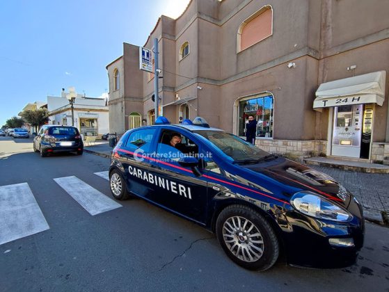Armato di pistola irrompe in tabaccheria, la reazione dei presenti lo costringe alla fuga a mani vuote - Corriere Salentino
