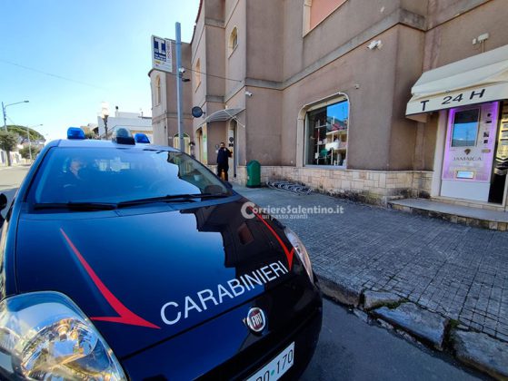 Armato di pistola irrompe in tabaccheria, la reazione dei presenti lo costringe alla fuga a mani vuote - Corriere Salentino