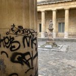 Raid vandalici su palazzi e monumenti della città, nei guai 4 minori: alcuni agivano con la connivenza dei genitori - Corriere Salentino