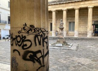 Raid vandalici su palazzi e monumenti della città, nei guai 4 minori: alcuni agivano con la connivenza dei genitori
