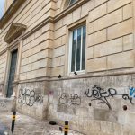 Raid vandalici su palazzi e monumenti della città, nei guai 4 minori: alcuni agivano con la connivenza dei genitori - Corriere Salentino